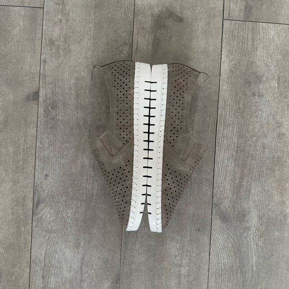 New Easy Street Women's Fresh Slip-On Sneaker Natural size 9 - Picture 7 of 16